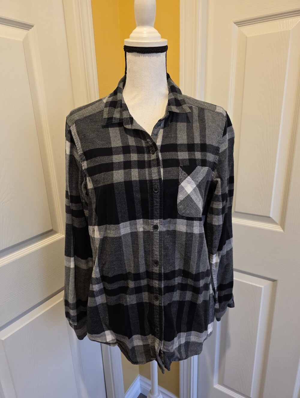EDDIE BAUER FLANNEL BUTTONED SHIRT, SIZE M
